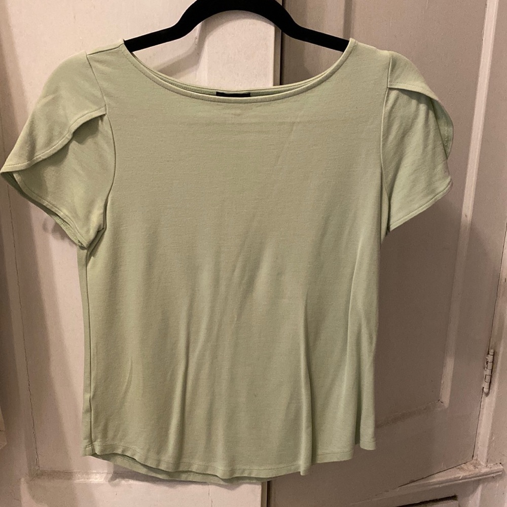 Cute work top with sleeve detail.